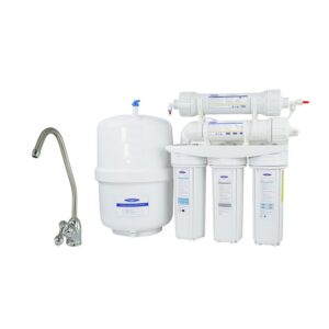 Reverse osmosis water filtration system with tank